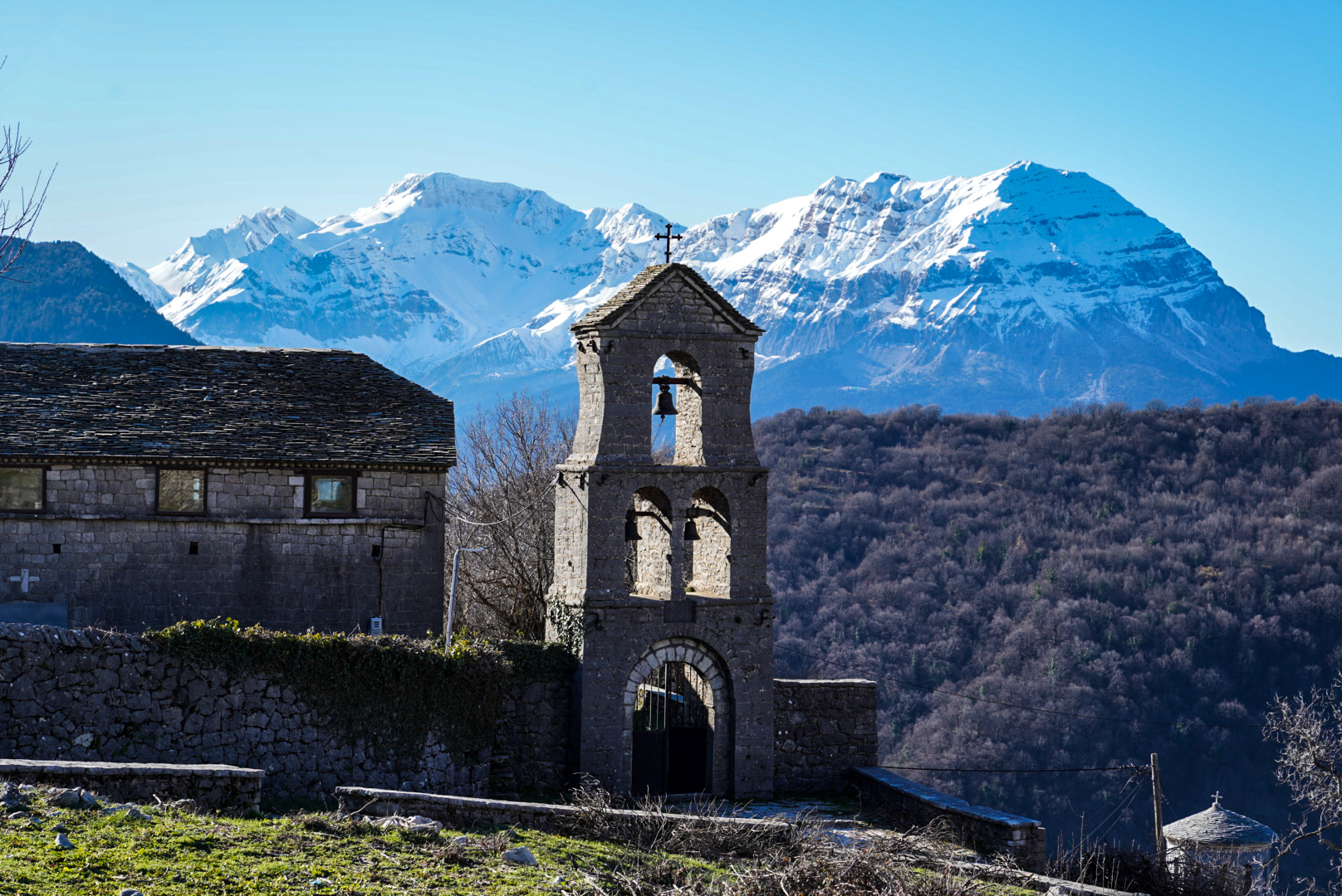 Clocher de pierre, tzoumerka — vallée de matsouki, lors d’une itinérance à ski en Grèce.
